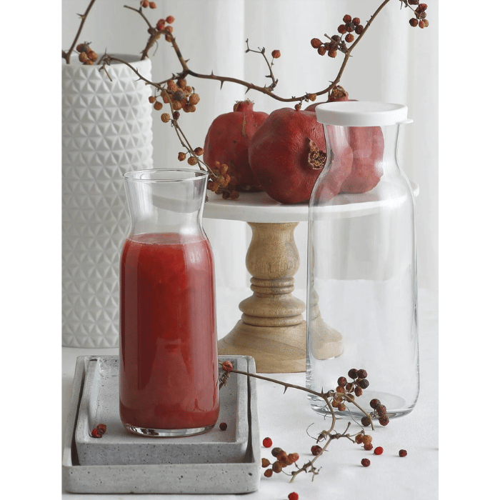 Pojemność naczynia:  12l/ 1200 ml/ 40 uncji Możliwość bezpiecznego mycia w zmywarce Produkt nie zawiera ołowiu Akcesoria - pokrywka (nie zawiera BPA) Doskonały wybór do użytkowania profesjonalnego (restauracje, kawiarnie) oraz domowego Podasz w niej: wodę, lemoniadę, świeżo wyciskane soki, wino, mleko